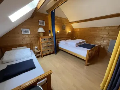 Un ou plusieurs lits dans un hébergement de l'établissement Studio-cabine-mezzanine exposé sud avec navette gratuite, casier à skis et tout confort - FR-1-787-28