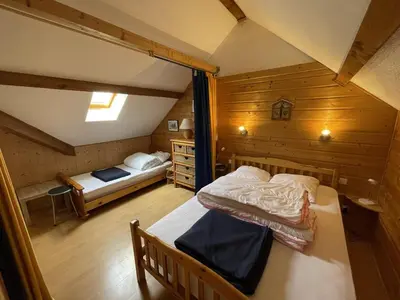 Un ou plusieurs lits dans un hébergement de l'établissement Studio-cabine-mezzanine exposé sud avec navette gratuite, casier à skis et tout confort - FR-1-787-28