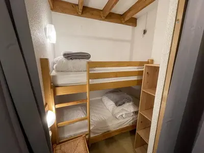 Un ou plusieurs lits dans un hébergement de l'établissement Studio-cabine-mezzanine exposé sud avec navette gratuite, casier à skis et tout confort - FR-1-787-28