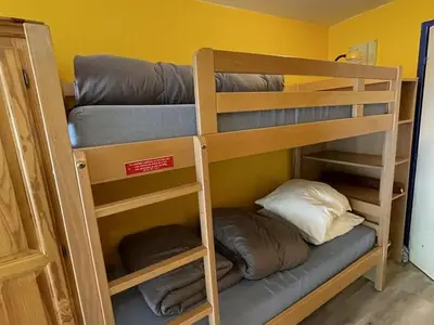Un ou plusieurs lits superposés dans un hébergement de l'établissement Studio charmant avec balcon, au pied des pistes, tout équipé, 1er étage, parking, casier à skis - FR-1-787-19