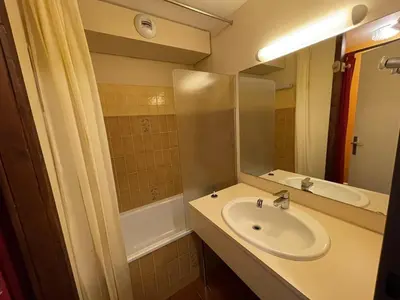 Salle de bains dans l'établissement Studio charmant avec balcon, au pied des pistes, tout équipé, 1er étage, parking, casier à skis - FR-1-787-19
