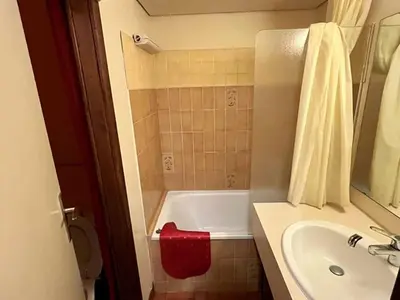 Salle de bains dans l'établissement Studio charmant avec balcon, au pied des pistes, tout équipé, 1er étage, parking, casier à skis - FR-1-787-19