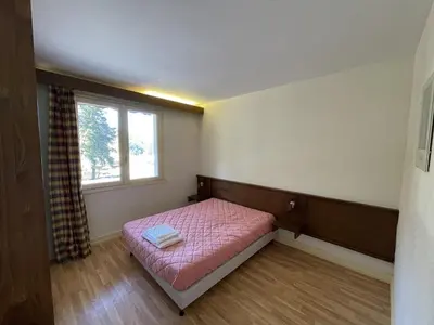 Un ou plusieurs lits dans un hébergement de l'établissement Agréable T2 au pied des pistes avec piscine estivale, parking, et animaux bienvenus - FR-1-787-31