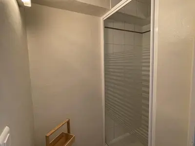 Salle de bains dans l'établissement Appartement spacieux avec animaux admis et parking gratuit - FR-1-787-18