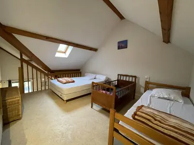 Un ou plusieurs lits dans un hébergement de l'établissement Studio cosy face aux pistes avec mezzanine et navette gratuite - FR-1-787-39