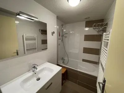 Salle de bains dans l'établissement Studio cosy face aux pistes avec mezzanine et navette gratuite - FR-1-787-39