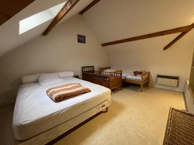 Un ou plusieurs lits dans un hébergement de l'établissement Studio cosy face aux pistes avec mezzanine et navette gratuite - FR-1-787-39