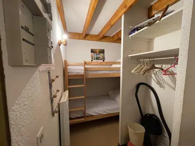 Un ou plusieurs lits superposés dans un hébergement de l'établissement Studio cosy face aux pistes avec mezzanine et navette gratuite - FR-1-787-39