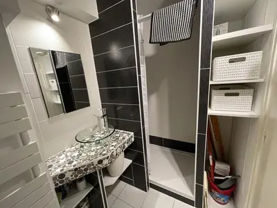 Salle de bains dans l'établissement Charmant Studio au Coeur de la Station avec Terrasse ensoleillée et Proximité Commerces et Pistes - FR-1-787-30
