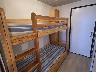 Un ou plusieurs lits superposés dans un hébergement de l'établissement Studio cosy, balcon Sud-Est, à deux pas des pistes et commerces - FR-1-787-36