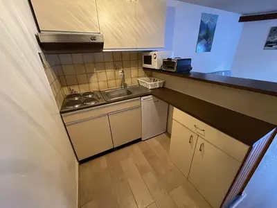 Cuisine ou kitchenette dans l'établissement Studio cosy, balcon Sud-Est, à deux pas des pistes et commerces - FR-1-787-36