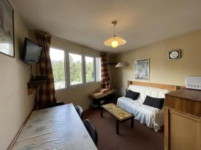 Télévision ou salle de divertissement dans l'établissement Appartement T2 idéal famille, proche commerces et pistes, lave-vaisselle, lave-linge, TV LCD/DVD - FR-1-787-34