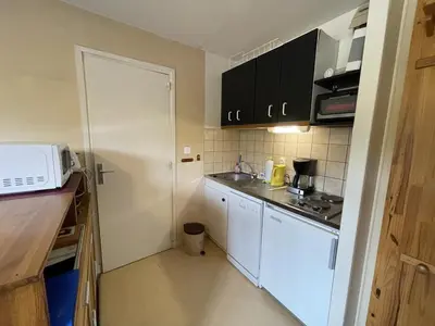 Cuisine ou kitchenette dans l'établissement Appartement T2 idéal famille, proche commerces et pistes, lave-vaisselle, lave-linge, TV LCD/DVD - FR-1-787-34