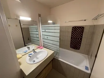 Salle de bains dans l'établissement Studio confortable au pied des pistes, Le Lioran - FR-1-787-40