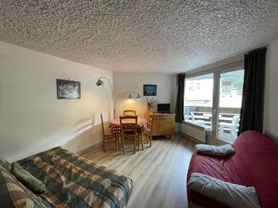 Un ou plusieurs lits dans un hébergement de l'établissement Studio-cabine cosy: au pied des pistes, balcon Sud-Est, commerces et patinoire à proximité - FR-1-787-42