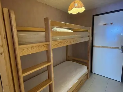 Un ou plusieurs lits dans un hébergement de l'établissement Studio-cabine cosy: au pied des pistes, balcon Sud-Est, commerces et patinoire à proximité - FR-1-787-42