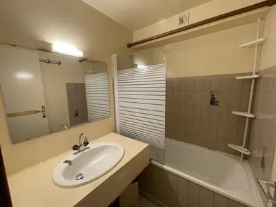Salle de bains dans l'établissement Studio-cabine cosy: au pied des pistes, balcon Sud-Est, commerces et patinoire à proximité - FR-1-787-42