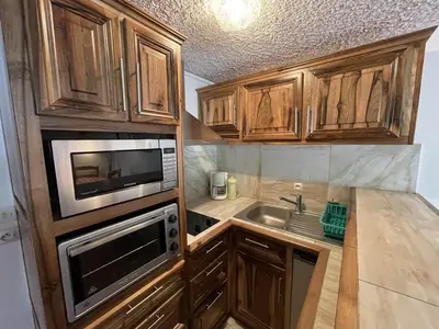 Cuisine ou kitchenette dans l'établissement Studio-cabine cosy: au pied des pistes, balcon Sud-Est, commerces et patinoire à proximité - FR-1-787-42
