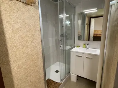 Salle de bains dans l'établissement T2 cabine avec balcon, près des pistes - FR-1-787-21