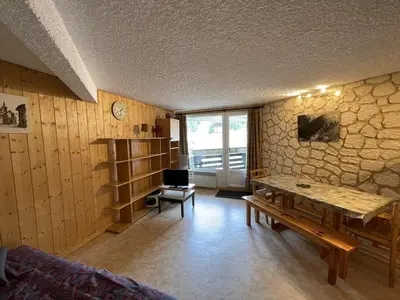 Coin salon dans l'établissement Studio agréable avec balcon SE, proximité pistes et commerces, 2é étage, animaux acceptés - FR-1-787-27