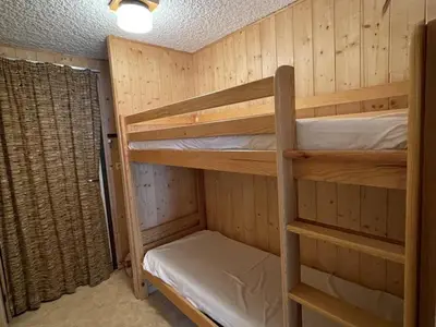Un ou plusieurs lits dans un hébergement de l'établissement Studio agréable avec balcon SE, proximité pistes et commerces, 2é étage, animaux acceptés - FR-1-787-27