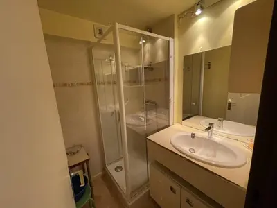 Salle de bains dans l'établissement Studio agréable avec balcon SE, proximité pistes et commerces, 2é étage, animaux acceptés - FR-1-787-27