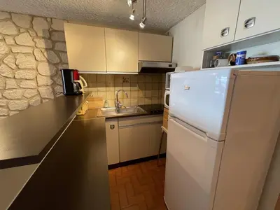 Cuisine ou kitchenette dans l'établissement Studio agréable avec balcon SE, proximité pistes et commerces, 2é étage, animaux acceptés - FR-1-787-27