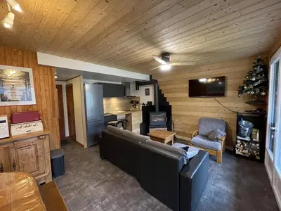 Télévision ou salle de divertissement dans l'établissement Grand chalet mitoyen dans secteur calme et ensoleillé - FR-1-787-38