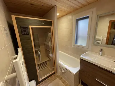 Salle de bains dans l'établissement Grand chalet mitoyen dans secteur calme et ensoleillé - FR-1-787-38