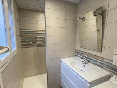 Salle de bains dans l'établissement Grand chalet mitoyen dans secteur calme et ensoleillé - FR-1-787-38