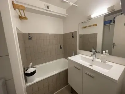 Salle de bains dans l'établissement Studio avec balcon au centre station, proche pistes et patinoire - FR-1-787-46