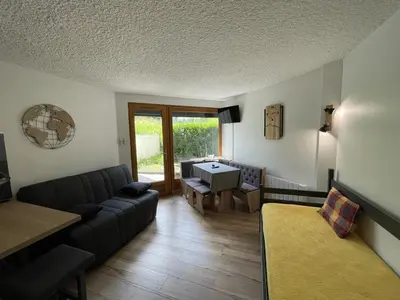 Coin salon dans l'établissement Studio rénové en cœur de station, accès direct extérieur, proche des pistes et commerces - FR-1-787-51