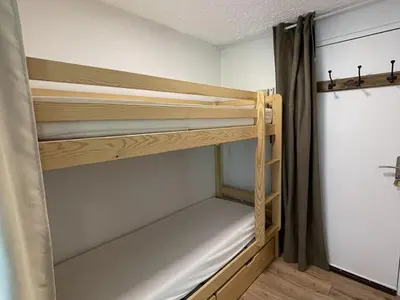 Un ou plusieurs lits dans un hébergement de l'établissement Studio rénové en cœur de station, accès direct extérieur, proche des pistes et commerces - FR-1-787-51