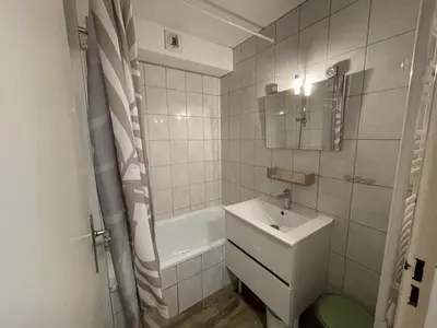 Salle de bains dans l'établissement Studio rénové en cœur de station, accès direct extérieur, proche des pistes et commerces - FR-1-787-51