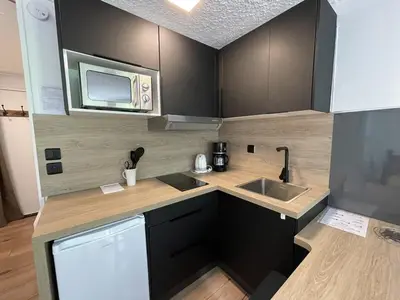 Cuisine ou kitchenette dans l'établissement Studio rénové en cœur de station, accès direct extérieur, proche des pistes et commerces - FR-1-787-51