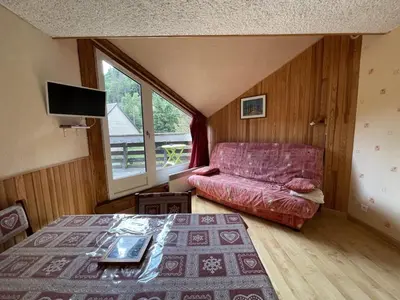 Télévision ou salle de divertissement dans l'établissement Studio 4 pers. avec balcon et casier à skis, au pied des pistes - FR-1-787-45