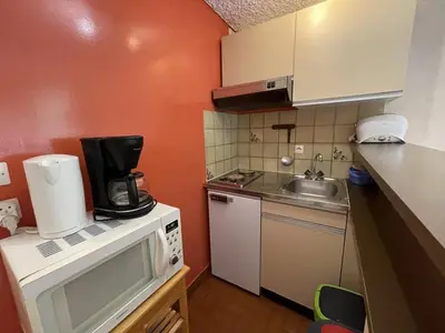 Cuisine ou kitchenette dans l'établissement Studio 4 pers. avec balcon et casier à skis, au pied des pistes - FR-1-787-45
