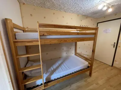 Un ou plusieurs lits dans un hébergement de l'établissement Studio 4 pers. avec balcon et casier à skis, au pied des pistes - FR-1-787-45
