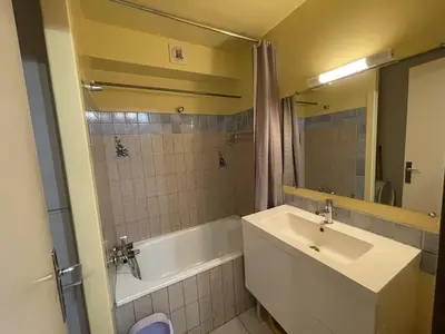 Salle de bains dans l'établissement Studio 4 pers. avec balcon et casier à skis, au pied des pistes - FR-1-787-45