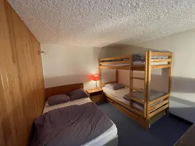 Un ou plusieurs lits dans un hébergement de l'établissement Duplex 6/8 pers. avec balcon en plein centre, proche des pistes et commerces - FR-1-787-52