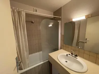 Salle de bains dans l'établissement Duplex 6/8 pers. avec balcon en plein centre, proche des pistes et commerces - FR-1-787-52