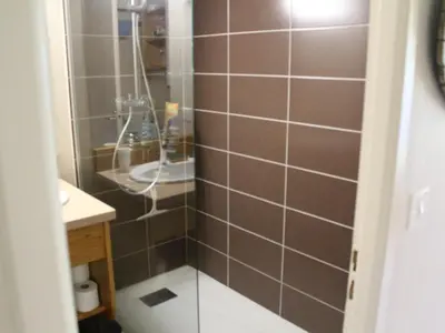 Salle de bains dans l'établissement Studio cosy 2/3 pers, 200m pistes, wifi, parking, animaux ok - FR-1-787-49