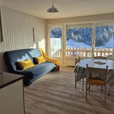 Studio rénové avec balcon