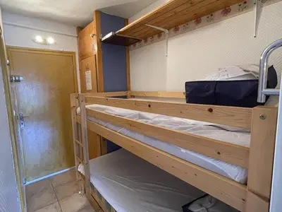 Un ou plusieurs lits dans un hébergement de l'établissement Studio au pied des pistes avec Wifi, idéal pour 4 personnes, proche commerces et patinoire - FR-1-787-63