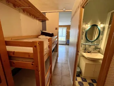 Un ou plusieurs lits dans un hébergement de l'établissement Studio au pied des pistes avec Wifi, idéal pour 4 personnes, proche commerces et patinoire - FR-1-787-63