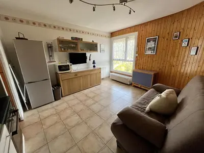 Cuisine ou kitchenette dans l'établissement Studio au pied des pistes avec Wifi, idéal pour 4 personnes, proche commerces et patinoire - FR-1-787-63