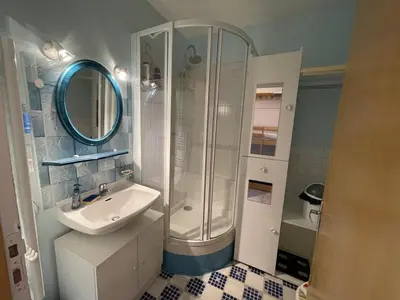 Salle de bains dans l'établissement Studio au pied des pistes avec Wifi, idéal pour 4 personnes, proche commerces et patinoire - FR-1-787-63