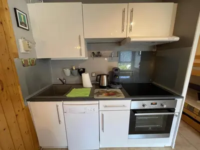 Cuisine ou kitchenette dans l'établissement Studio au pied des pistes avec Wifi, idéal pour 4 personnes, proche commerces et patinoire - FR-1-787-63