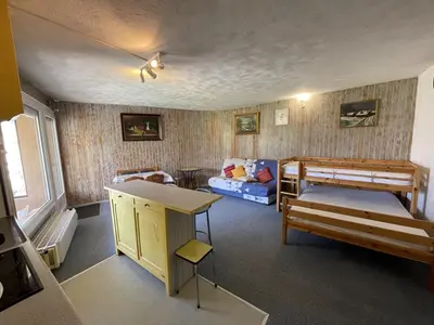 Un ou plusieurs lits dans un hébergement de l'établissement Studio 35m² pour 5 pers. avec balcon, centre station, proche commerces et pistes, animaux acceptés. - FR-1-787-61
