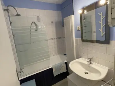 Salle de bains dans l'établissement Studio 35m² pour 5 pers. avec balcon, centre station, proche commerces et pistes, animaux acceptés. - FR-1-787-61